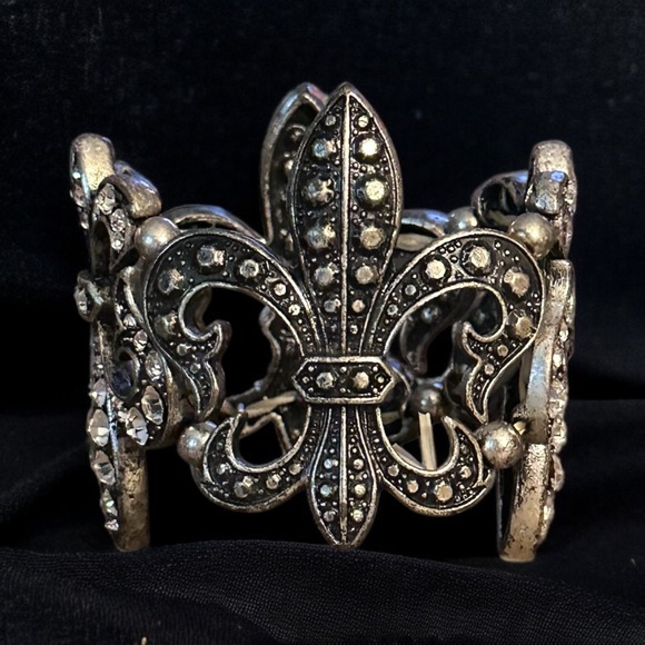 Vintage Jewelry - Vintage silver tone Rhinestone Fleur de Lis stretch bracelet